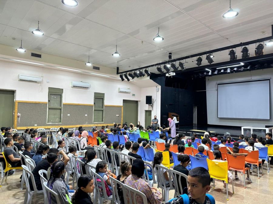 مئات الطلاب في مخيم 